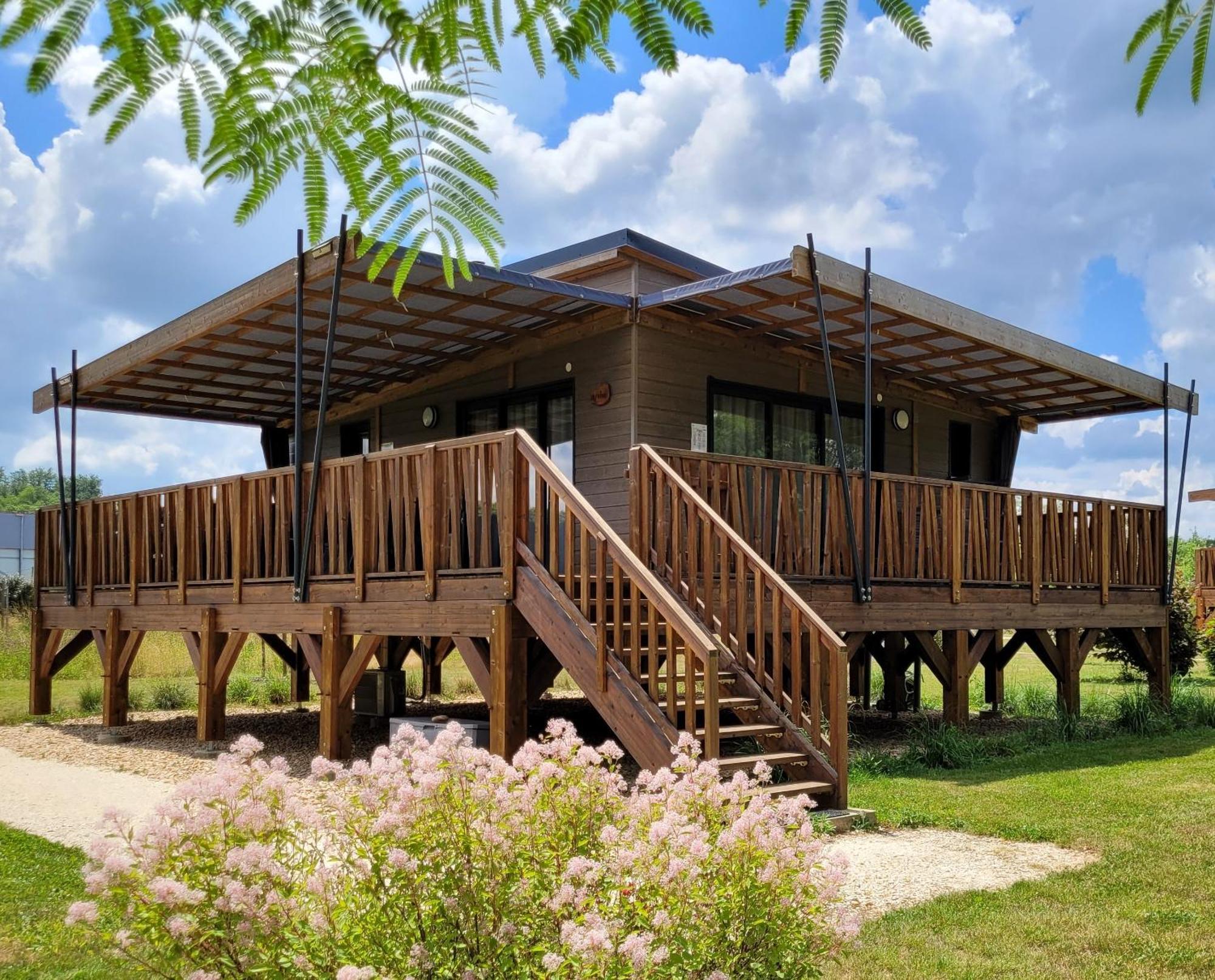 Les Chalets Du Moulin De Valade Condat-sur-Trincou Exterior photo